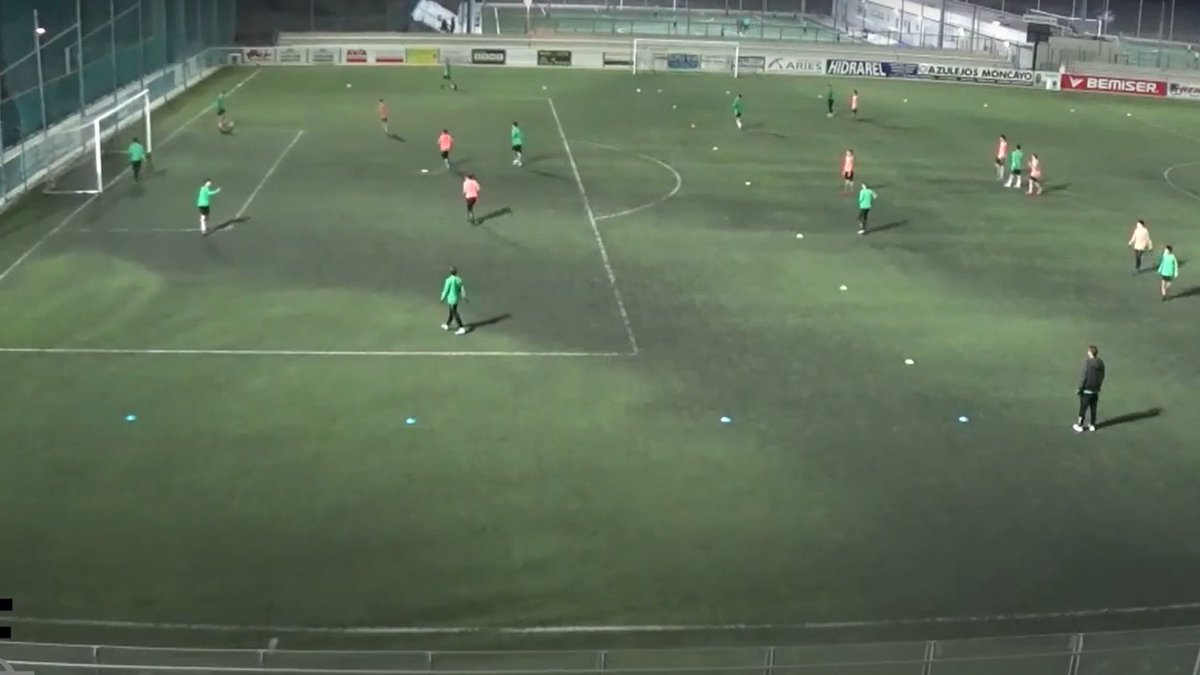 ⚽️ Tarea | Salida de balón sistema 1-4-3-3

Al inicio de temporada se incide mucho en determinar el modelo de juego de un equipo. Te presentamos esta tarea para trabajar la salida de balón.

Puedes ver el vídeo completo: youtu.be/3gY7eCOe6nQ?si…

#tarea #futbol #entrenamiento