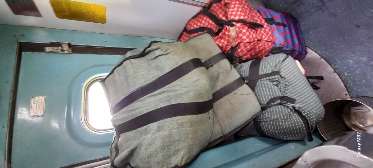 im_ankeetpandey's tweet image. Train no 12587 at KLD station, they have block the door causing passenger inconvenience to board what is happening? @RailMinIndia @RailwaySeva @drmljn @nerailwaygkp
