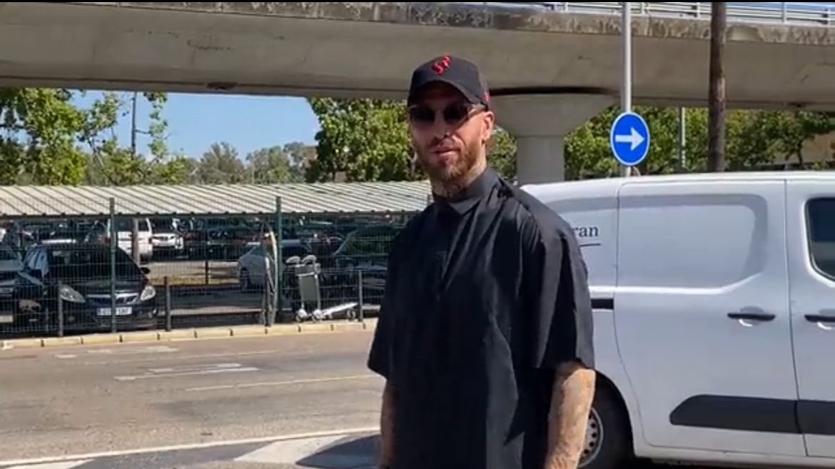 Pierde cobrar 20 millones al año, se va a un sitio donde se le va a mirar con lupa cada fallo y en el que muchos aficionados le tienen asco, llega al aeropuerto y suelta esto: 

"Venir aquí era una deuda con mi padre, con mi abuelo, con Puerta y con el sevillismo" 

Tiene unos