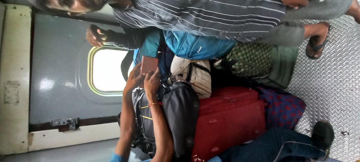 im_ankeetpandey's tweet image. Train no 12587 at KLD station, they have block the door causing passenger inconvenience to board what is happening? @RailMinIndia @RailwaySeva @drmljn @nerailwaygkp