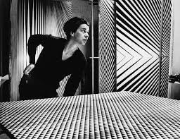 AdvocatesEU's tweet image. 🌀 Bridget Riley: a pioneering Op art master who mesmerizes with her optical illusions and vibrant geometric patterns. Her works are a journey into the world of visual perception, where art becomes an immersive experience. 🎨🧪 #BridgetRiley #OpArt #VisualExploration