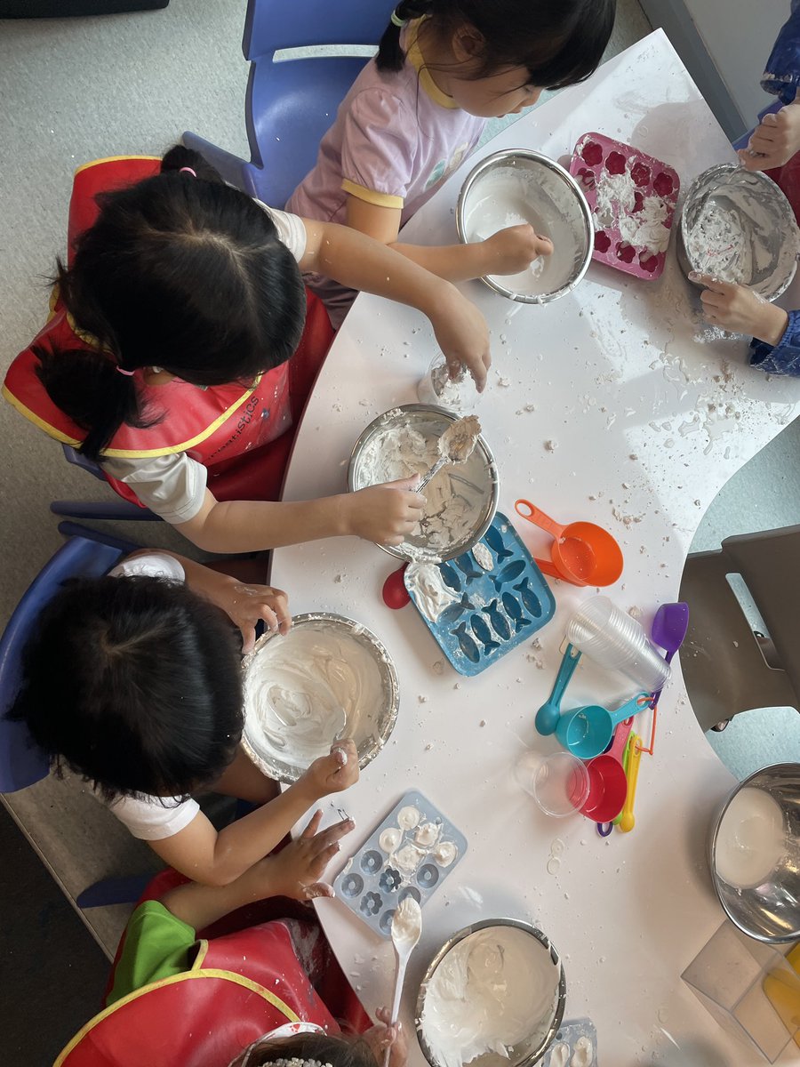 Nicola_EduCoach's tweet image. Today I stumbled upon KGs second attempt with plaster and molds. Last week it didn’t quite work out and so today they were back at it after making some alternations to the method. This led to the formation of their 5th essential agreement: ‘Try again!’ #pyp @IGBintschool #inquiry