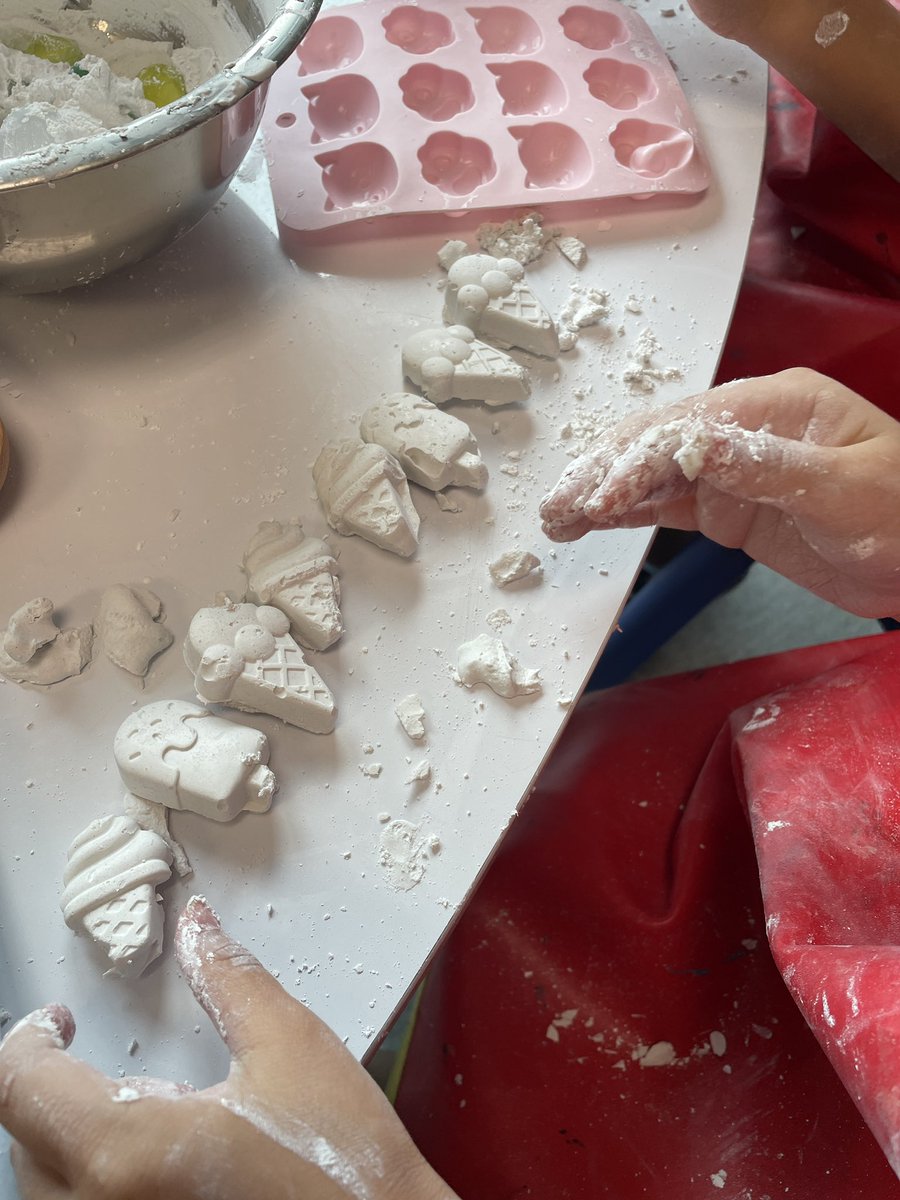 Nicola_EduCoach's tweet image. Today I stumbled upon KGs second attempt with plaster and molds. Last week it didn’t quite work out and so today they were back at it after making some alternations to the method. This led to the formation of their 5th essential agreement: ‘Try again!’ #pyp @IGBintschool #inquiry