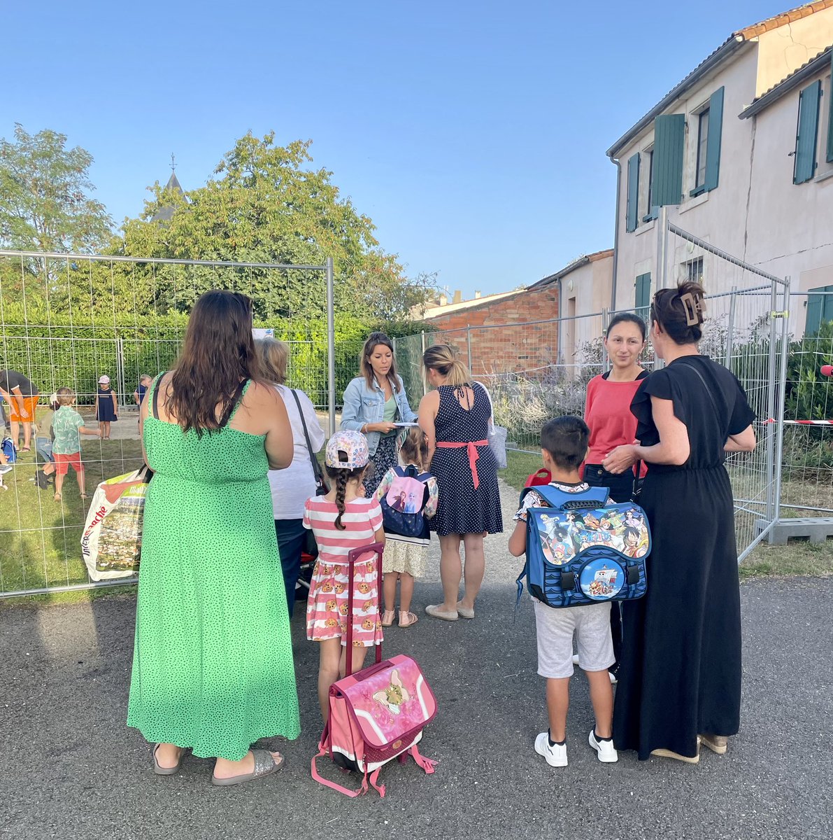 DSDEN17's tweet photo. #rentree2023 dans les écoles de La Laigne, Cram-Chaban et La Grève sur Mignon avec M. Tamene IA-DASEN et @Prefet17 🎯soutien aux équipes dynamiques mobilisées suite au séisme de juin dernier. Des élèves heureux de se retrouver. 🙏 aux enseignants
@acpoitiers 
@BndicteRobert https://t.co/waVOkfQOWy