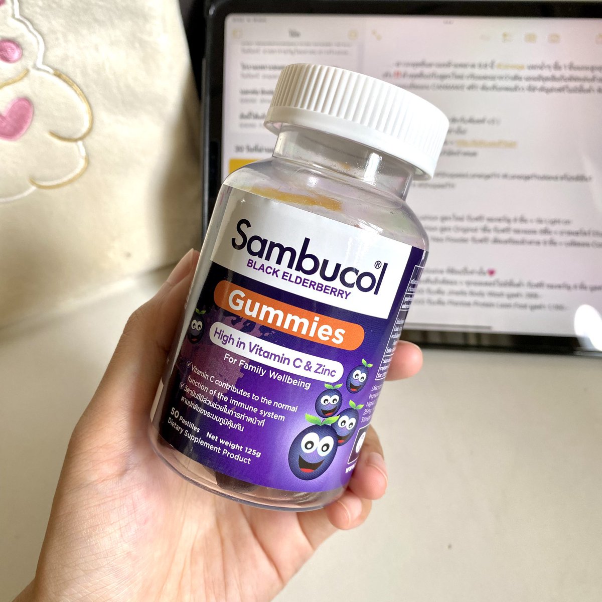 UunJai's tweet photo. แกรร!! นี่คือมิติใหม่ของการเสริมภูมิคุ้มกัน Black Elderberry Nigra ตัวนี้มีงานวิจัยว่าช่วยเพิ่มภูมิคุ้มกัน,ป้องกันไวรัสและมีสารต้านอนุมูลอิสระสูงกว่าวิตซีตั้ง 4 เท่า!! ส่วนตัวทานของ sambucol เป็นกัมมี่ดึ๋งๆอร่อยเหมือนกินขนมเลย งานหนักเบอร์ไหนก็ไม่ยมไม่ป่วยง่าย นี้ทานกัน���ั้งบ้านเลย👏🏻💜