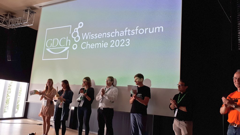 kommlabor's tweet photo. Sehr launige #Chemslam Runde beim #wifo2023 in #Leipzig. Ob Beertapping Science, warum Analytiker ein echt fantastischer Beruf ist oder warum #Sauerstoff unsere Alltagsdroge ist. Den meisten Applaus  bekam Annalena Scholl von der @jlugiessen . @GDCh_aktuell #scienceslam #chemie https://t.co/jL2PwQfNSb