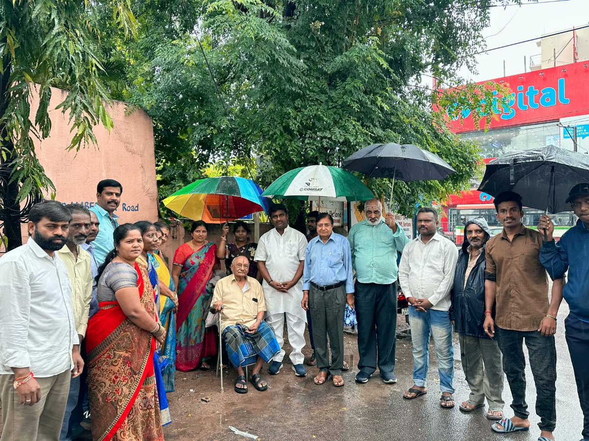 TeamRK_BJP's tweet photo. సికింద్రాబాద్ కంటోన్మెంట్ నియోజకవర్గ పరిధిలో వార్డ్ - 3 నవజీవన్ హాస్పిటల్ దగ్గర PND కాలనీ వద్ద అండర్ గ్రౌండ్ డ్రైనేజ్ పనులు ప్రారంభించాము.
#BJP4Telangana
#teamrk #scb #cantonment #basthibata #jramakrishna #bjpparty #Telangana #ward3 #pndcolony #navajeevanhospital https://t.co/tVZOInebyA