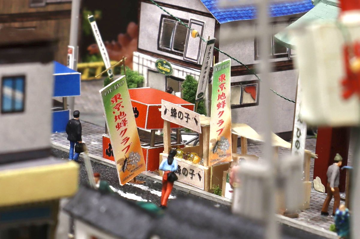 kinomepan's tweet photo. 建物、屋台は全てジオラマクラブ部員の手作りです♪ https://t.co/RRTZ81djGu