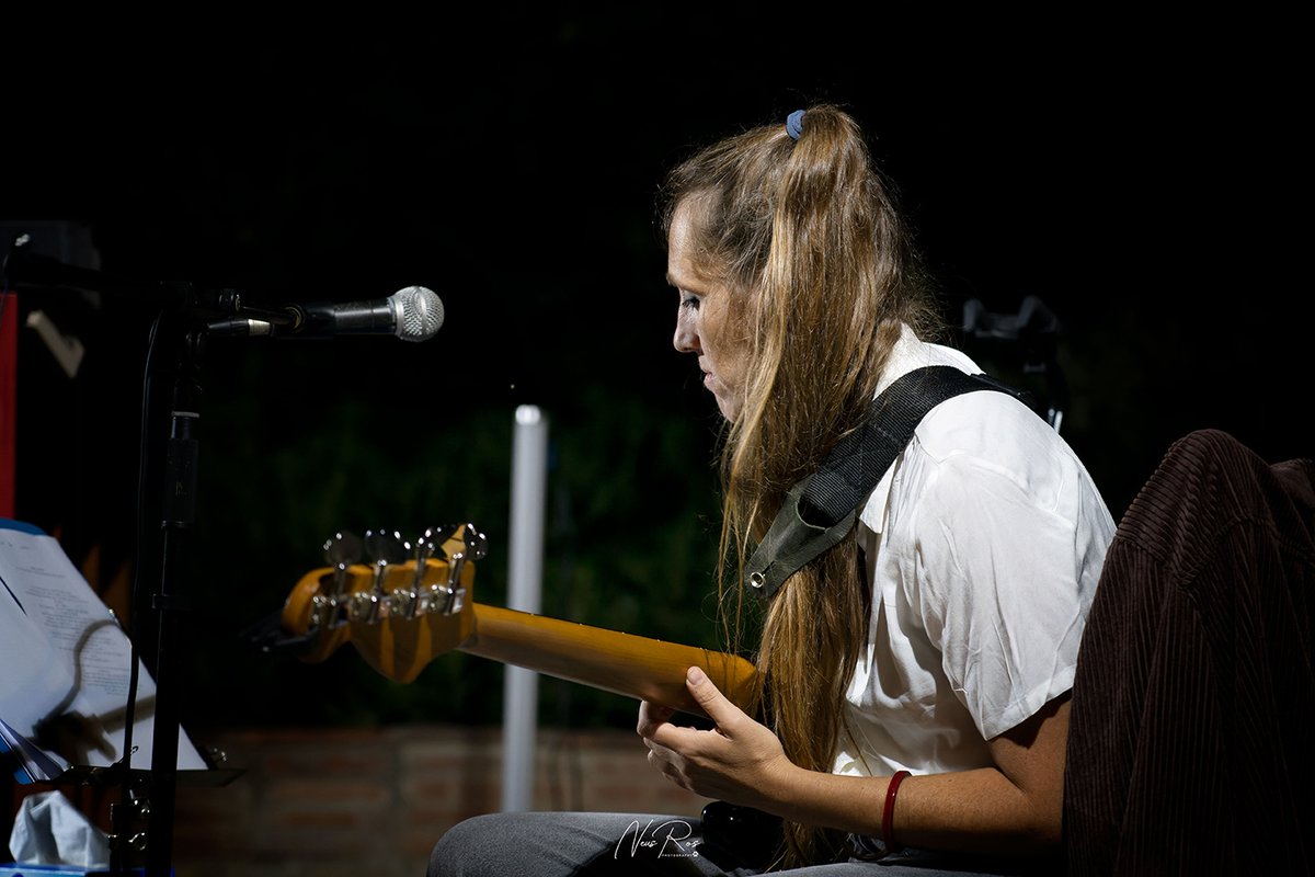 CicleReVers's tweet photo. Divendres 1 de setembre de 2023 a Can Borrell.
"Calem, el Show", una proposta d'Anna Tobias i Jaume Madaula en què música i teatre es van trobar en la poesia.

Fotografies: Neus Ros
https://t.co/VhtmVEd0A5

@annapandereta @jaumemadaula @CicleReVers https://t.co/Ur8rxeU5pD