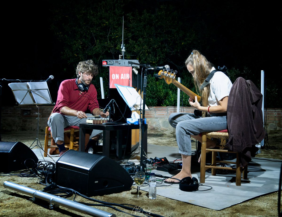 CicleReVers's tweet photo. Divendres 1 de setembre de 2023 a Can Borrell.
"Calem, el Show", una proposta d'Anna Tobias i Jaume Madaula en què música i teatre es van trobar en la poesia.

Fotografies: Neus Ros
https://t.co/VhtmVEd0A5

@annapandereta @jaumemadaula @CicleReVers https://t.co/Ur8rxeU5pD