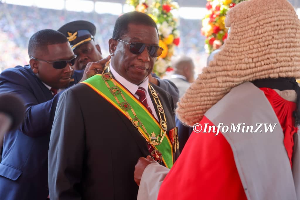 SiaNkuli's tweet photo. His Excellency President Emmerson Dambudzo Mnangagwa has been sworn in as President of the Republic of Zimbabwe.
#ZimbabweInauguration
#EDThePresident https://t.co/nlKrJ74HqL