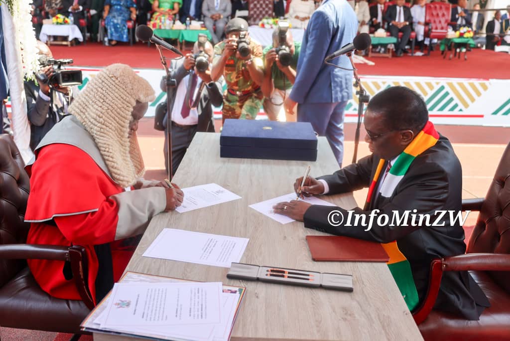 SiaNkuli's tweet photo. His Excellency President Emmerson Dambudzo Mnangagwa has been sworn in as President of the Republic of Zimbabwe.
#ZimbabweInauguration
#EDThePresident https://t.co/nlKrJ74HqL