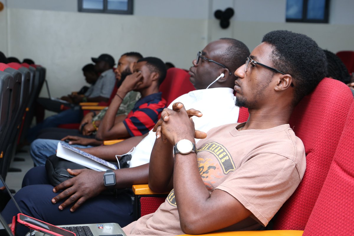 openlabsgh's tweet photo. Last Friday, on August 25th, the Placement and Internships Department held another series of #timewithamentor
The session taught students the difference between a resume and CV and how to build a winning resume for a job and for a successful career in tech.
Thread..... https://t.co/DJgotj3SIj