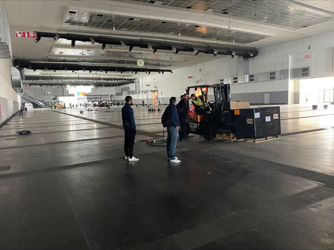 konicaminoltaqz's tweet photo. Ровно неделя остается до открытия Labelexpo Europe 2023. Среди новинок на совместном стенде Konica Minolta и MGI - система JETvarnish 3D Web 400. Ее уже разгрузили для запуска на выставке. Не пропустите - зал 8, стенды 21-22.
#labelexpoeurope2023 #konicaminolta #mgi #jetvarnish https://t.co/a1wggfcrSF