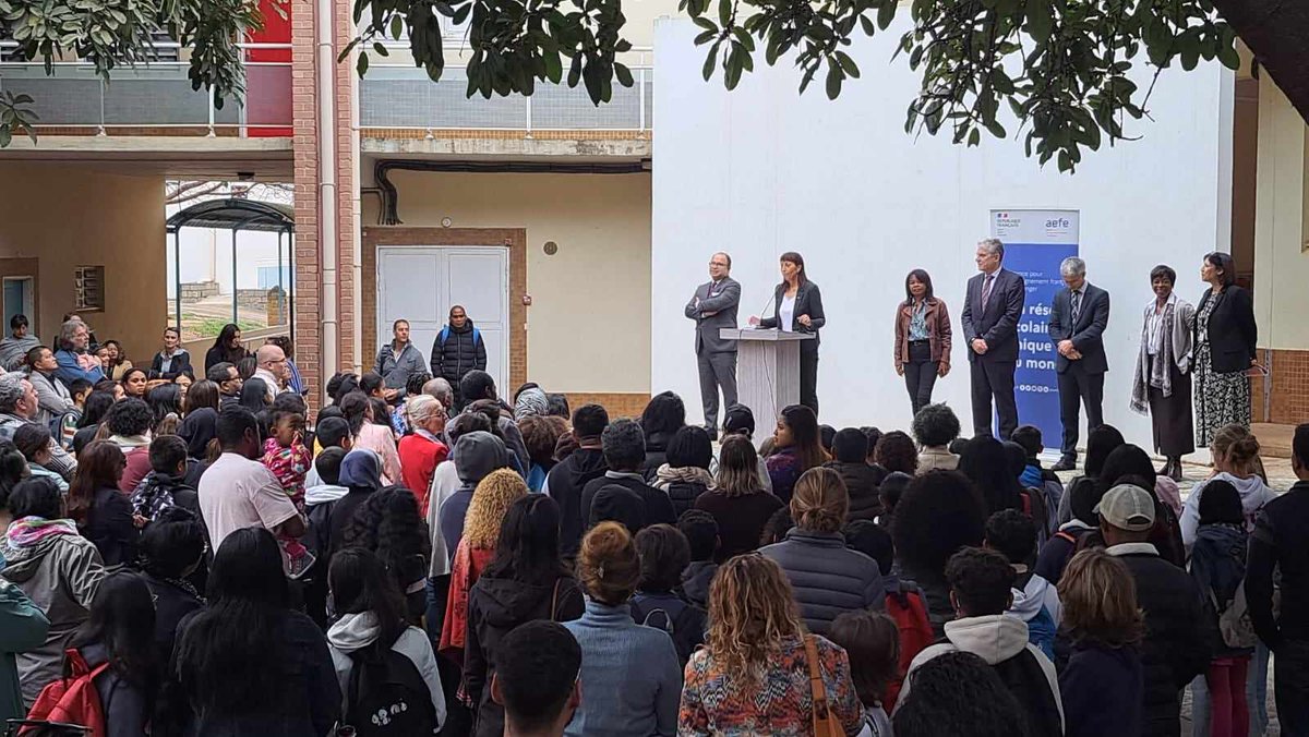 L'Ambassadeur de France s'est rendu ce lundi matin au  @LFTananarive et à l’École de l'Alliance française d'Antsahabe 🇫🇷 pour souhaiter une bonne rentrée à tous les élèves ainsi qu'aux personnels de ces établissements ✏️📚
#rentrée2023 @aefeinfo