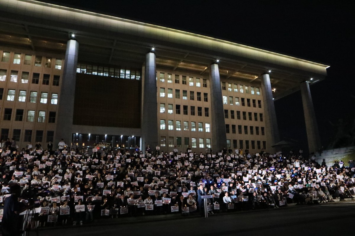 fopeopler's tweet photo. [김용민 의원실] 오늘도 윤석열 정부를 향한 분노의 촛불은 뜨거웠습니다.
안타깝게 생을 마감한 서이초 교사 49재인 오늘, 고인의 죽음을 기리고, 더이상 이같은 비극이 되풀이되지 않도록 하겠다고 다짐했습니다. https://t.co/4tzpZR1mOB
