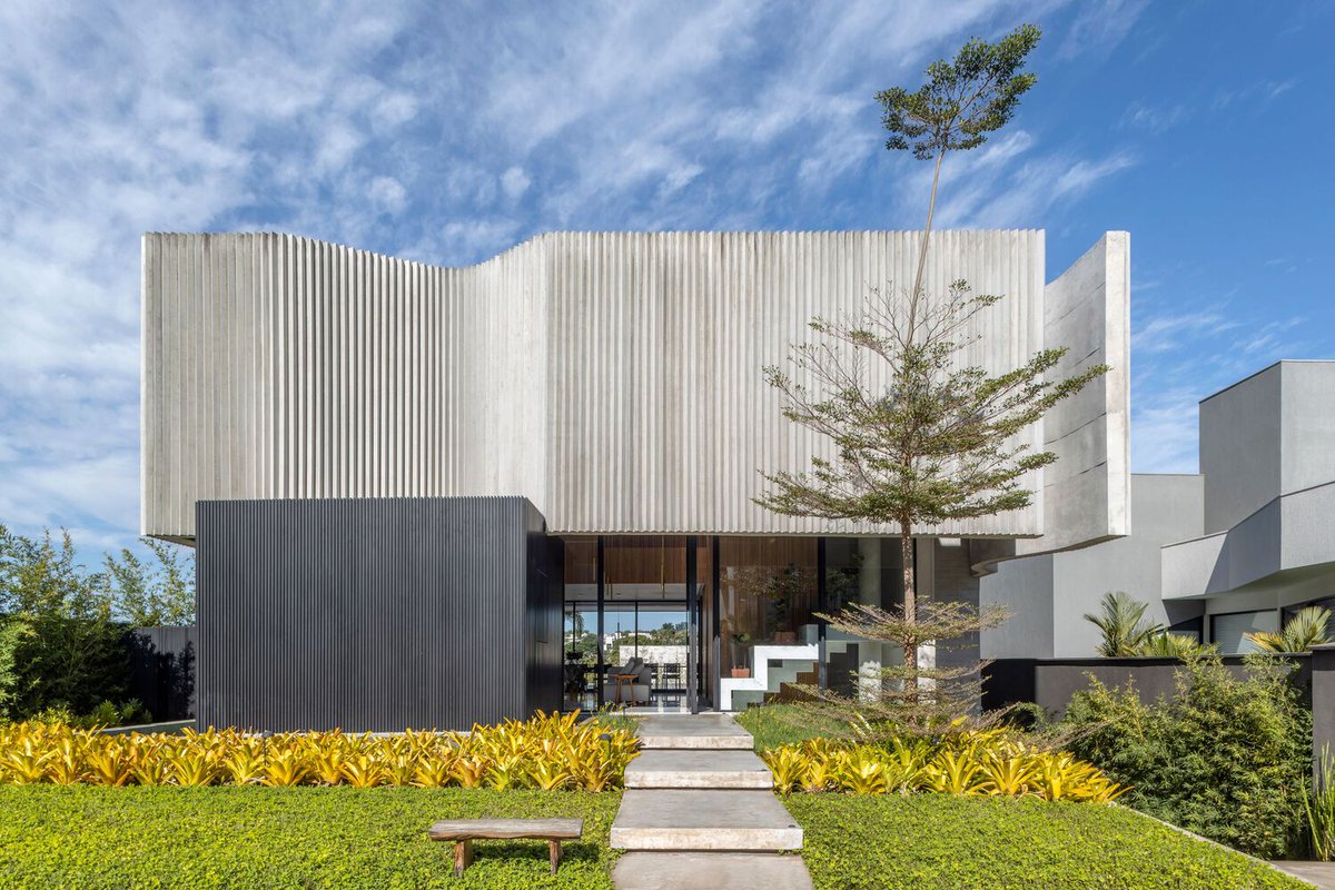 ArchDaily's tweet photo. The integration between the living room, the dining area, the gourmet area, and the swimming pool in the Pleated #House results in a harmonious fluidity that transcends the boundaries of the #interior and exterior. https://t.co/iLA8hclKtq https://t.co/ki6k3USPVV