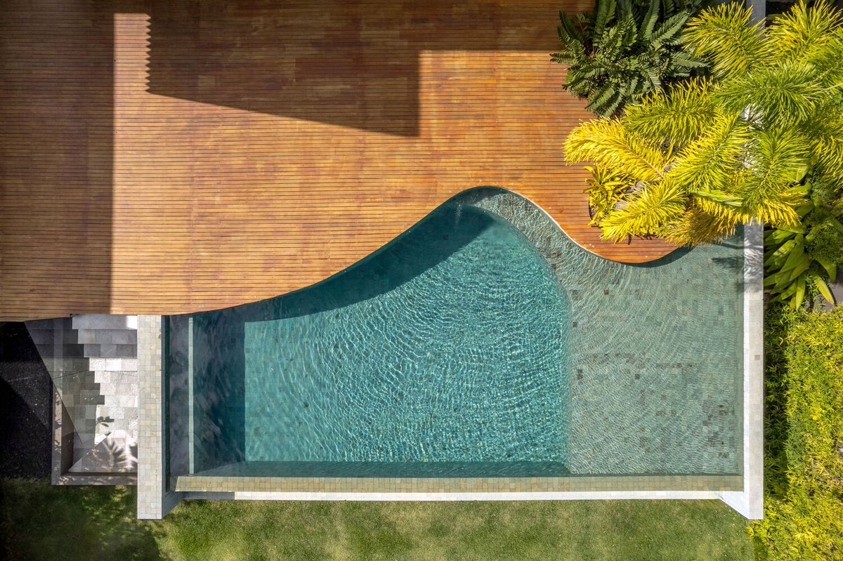 ArchDaily's tweet photo. The integration between the living room, the dining area, the gourmet area, and the swimming pool in the Pleated #House results in a harmonious fluidity that transcends the boundaries of the #interior and exterior. https://t.co/iLA8hclKtq https://t.co/ki6k3USPVV