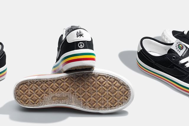 m__________saif's tweet photo. Sepatu buat olahraggae tersedia di @wbookid dengan harga retail. Stock dari langit ke 7 xixixixi monggo dibeli (namoy-nya juga usaha) https://t.co/1QfvICBCIC