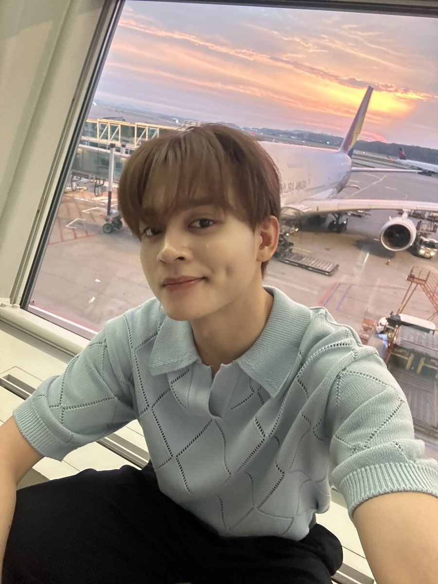 reysterpics's tweet photo. safe skies, our toto! 🧡☁

#HORI7ON #REYSTER
#호라이즌 #레이스터 https://t.co/STJiaNQ8iL