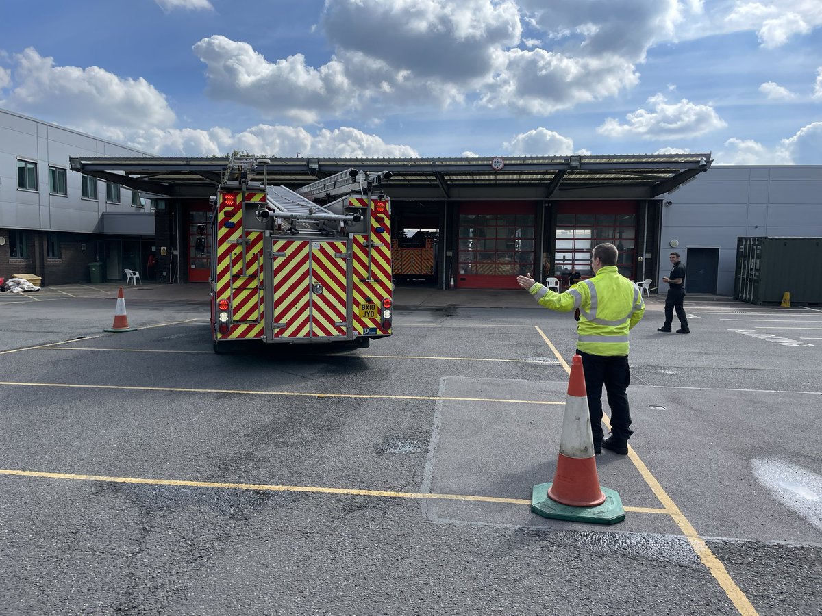 #greenwatch 🟢 making the most of the 🌞carrying out slow speed manoeuvring training 🚒🚒