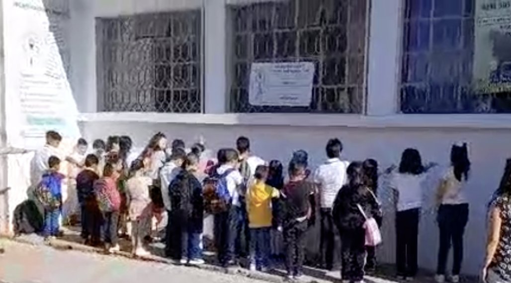 ivone_mc's tweet photo. @guillermoadamec no lo hizo, y NO LO QUIERE HACER.
HOY, #NNA matriculados e inscritos en la #ESC13, colectivo docente y padres de familia son objeto de violaciones graves a sus DDHH, y de la comisión de delitos bajo la indiferencia y omisión de las autoridades del estado de Dgo. https://t.co/yKvVwG0wqY
