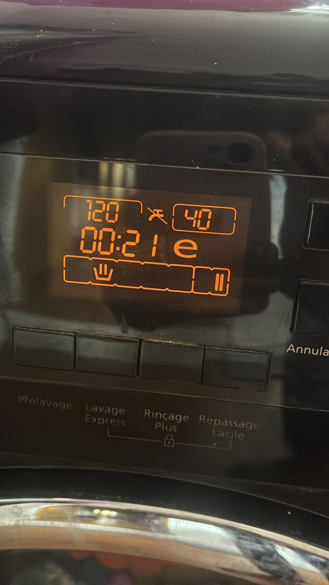 Bee_Mondroha's tweet photo. Je suis choquée, énervée, tout ce que vous voulez! Il est 14h… 
POURQUOI ON NOUS COUPE L’EAU 2h AVANT CE QUI ÉTAIT PRÉVU!!!! 
Donc là on est parti pour 48h sans eau!!!

Je suis pas prête… 
J’ai même pas fini ma lessive… j’ai envie de pleurer sérieux. 

#MayotteASoif https://t.co/gYetsTuaGi