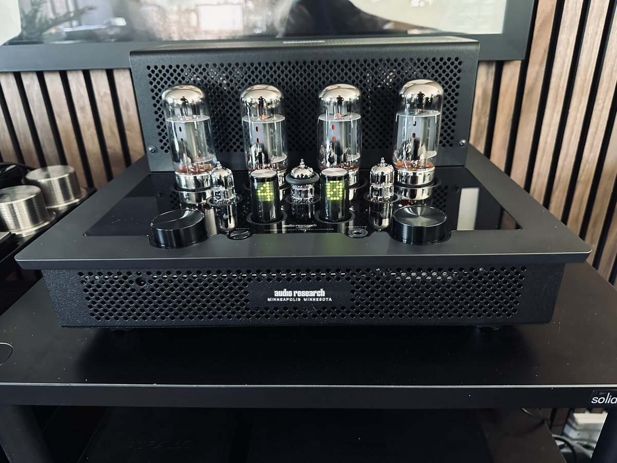 Midlandaudiox's tweet photo. Extraordinary combination @dcsonlythemusic #linadac #linaclock @audioresearch #i50 @harbethaudioltd #p3esr40thaniversary #tontraegeraudio stands @vertere_acoustics cables @midlandaudiox #belbroughton #worcestershire https://t.co/9b3zoeEkO8