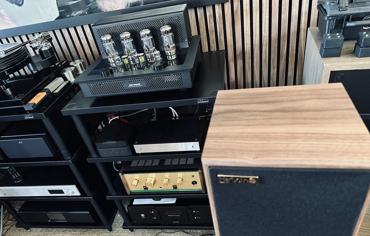 Midlandaudiox's tweet photo. Extraordinary combination @dcsonlythemusic #linadac #linaclock @audioresearch #i50 @harbethaudioltd #p3esr40thaniversary #tontraegeraudio stands @vertere_acoustics cables @midlandaudiox #belbroughton #worcestershire https://t.co/9b3zoeEkO8