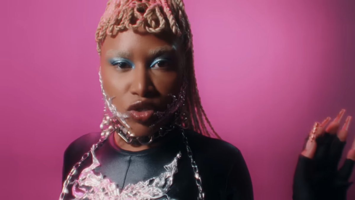 [<a href="/baddiebony/">ebony</a>, <a href="/LeoJusti/">Leo Justi</a>] EBONY libera o clipe "HENTAI", com produção de Leo Justi tinyurl.com/3uv3apdh