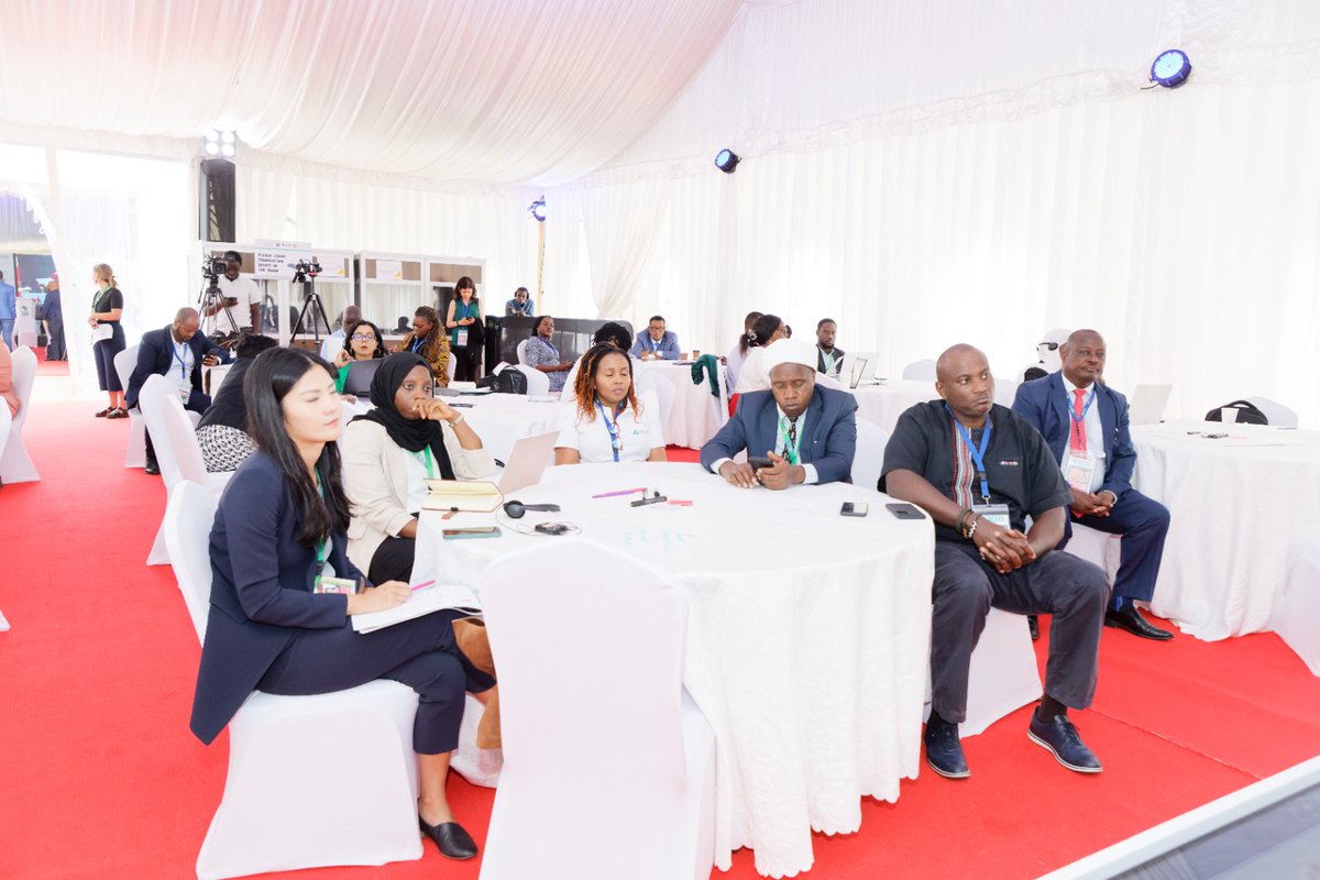 RichardMunang's tweet photo. This morning, as we began the Africa Climate Summit #ACS2023 & #AfricaClimateWeek2023, we delved deep into discussions on enhancing our NDCs through grassroots initiatives. Showcasing the power of One United Nations delivery, the @ahunnaeziakonwa The Regional Director and Assistant Administrator of UNDP Africa  and the government of Kenya, UN Climate Change, Netherlands, and Finland, discussions laid out a roadmap for a circular future. A future where we don't just use and discard, but design, reuse, and reinvent. Today's highlight? The launch of our game-changing toolbox for integrating circularity into NDCs, championed by @UNDPAfrica, @UNEP & @UNFCCC. Here's to a sustainable, circular Africa! 🌍🌱 #ClimateChange #Sustainability #NewDawnForAfrica @mznaab