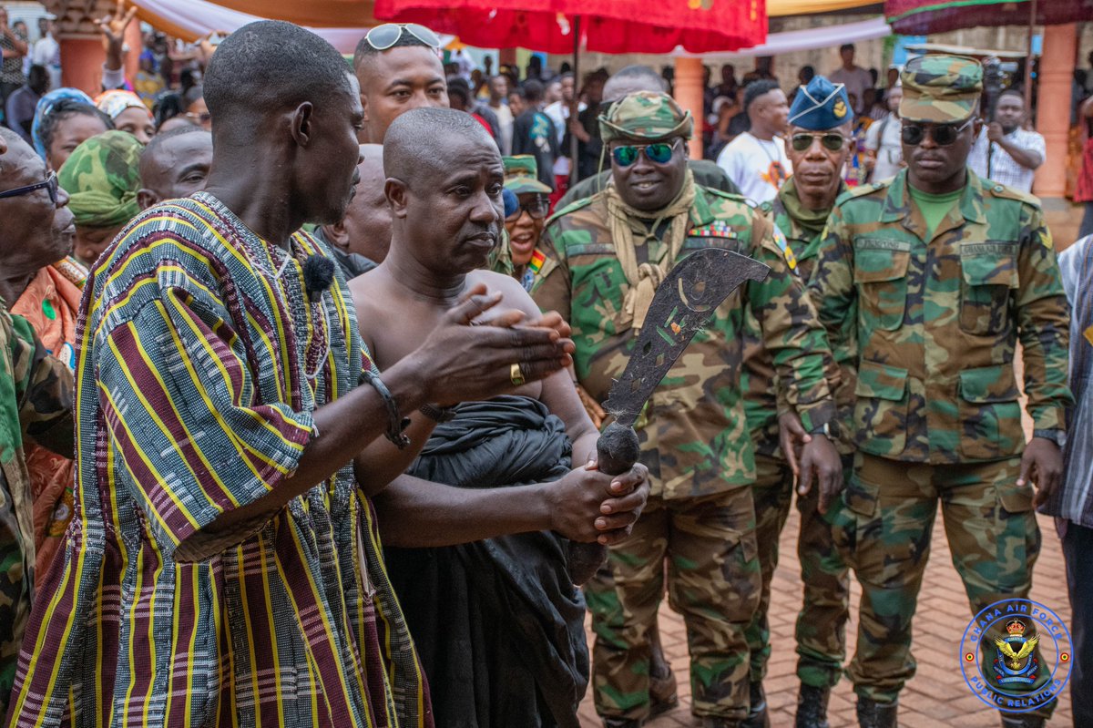 ghana_airforce's tweet photo. SWOII Asamoah Ebenezer from the AFHQ has been enstooled as the Ankobeahene of the Awukugua-Akuapem community on the revered grounds of the Awukugua Palace.
.
.
.
Click on link to read more https://t.co/ene4egVi3W
#gharmedforce #gafnews #enstoolment #tradition #airman #awukugua https://t.co/qAe8n6AQCL