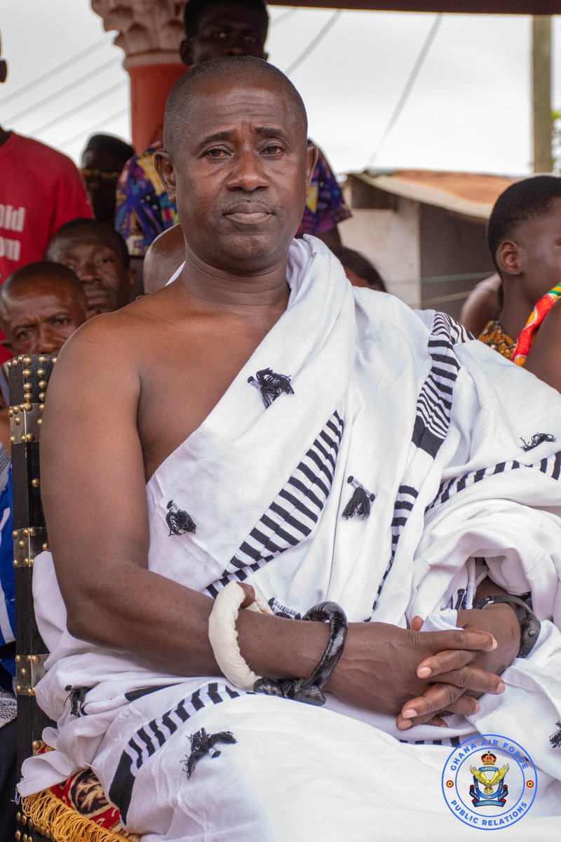 ghana_airforce's tweet photo. SWOII Asamoah Ebenezer from the AFHQ has been enstooled as the Ankobeahene of the Awukugua-Akuapem community on the revered grounds of the Awukugua Palace.
.
.
.
Click on link to read more https://t.co/ene4egVi3W
#gharmedforce #gafnews #enstoolment #tradition #airman #awukugua https://t.co/qAe8n6AQCL