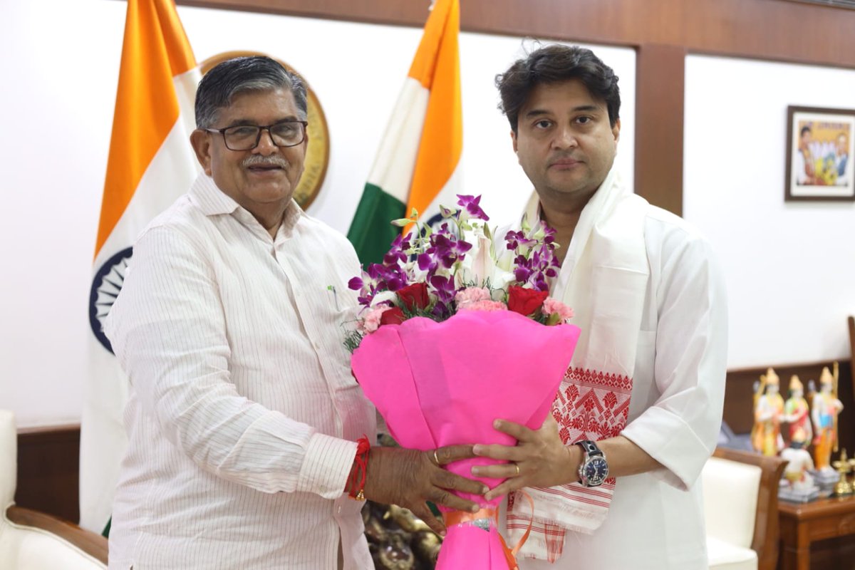 JM_Scindia's tweet photo. आज, मंत्रालय में असम के राज्यपाल श्री @Gulab_kataria जी से शिष्टाचार भेंट की। इस आत्मीय भेंट के दौरान, असम में विमानन सहित विकास की अन्य परियोजनाओं पर विस्तारपूर्वक चर्चा हुई। https://t.co/5fhgTAwf5R