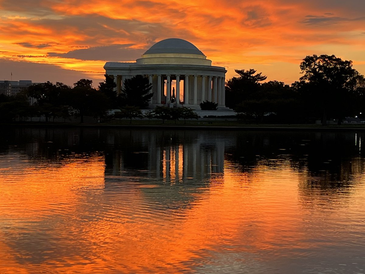 #Sunrise on #LaborDay over the Tidal Basin in #DC! <a href="/camdenwalker/">A.🤓Camden🌦Walker🤳</a> <a href="/capitalweather/">Capital Weather Gang</a> <a href="/chesterlampkin/">Chester Lampkin</a> @dcmdvaweather <a href="/StormHour/">#StormHour</a>
