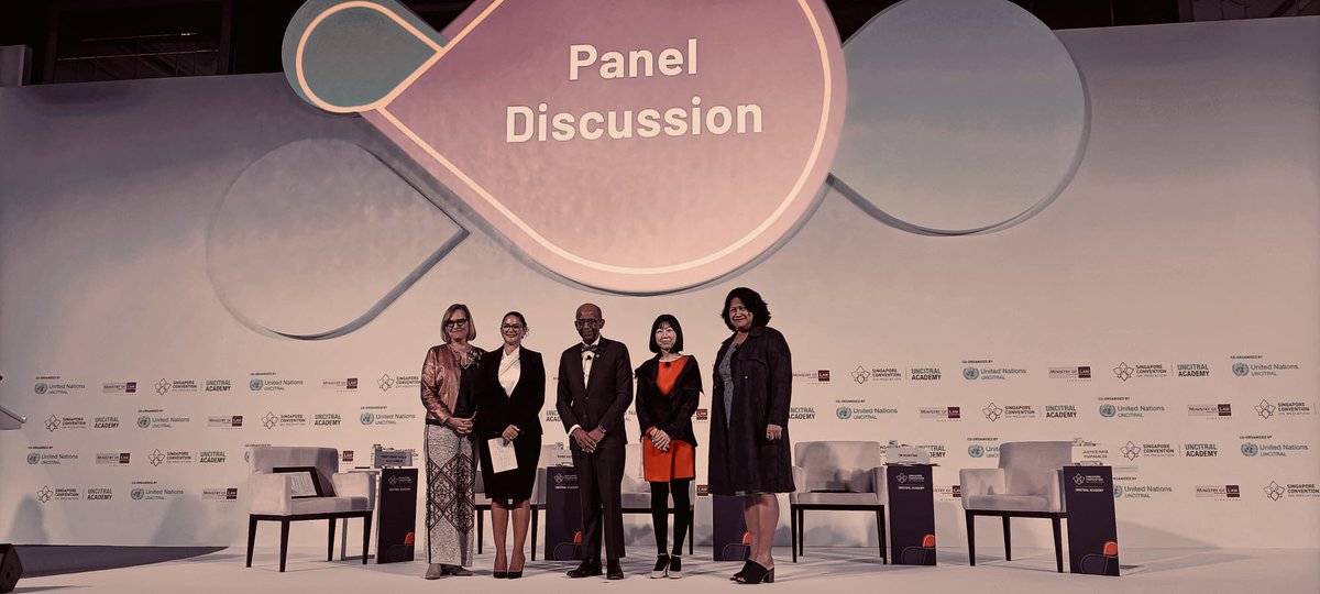 Fankunlegal's tweet photo. It is an honor to speak at the UNCITRAL Academy during the #SGWeek, to reconnect with old friends and to make new ones. Thanks to  @minlawsg for the kind invitation and for @SIDRASingapore for hosting me as a visiting faculty @SingaporeConv #ISDS #mediate #arbitrate #culture https://t.co/sKMhkoqiiu