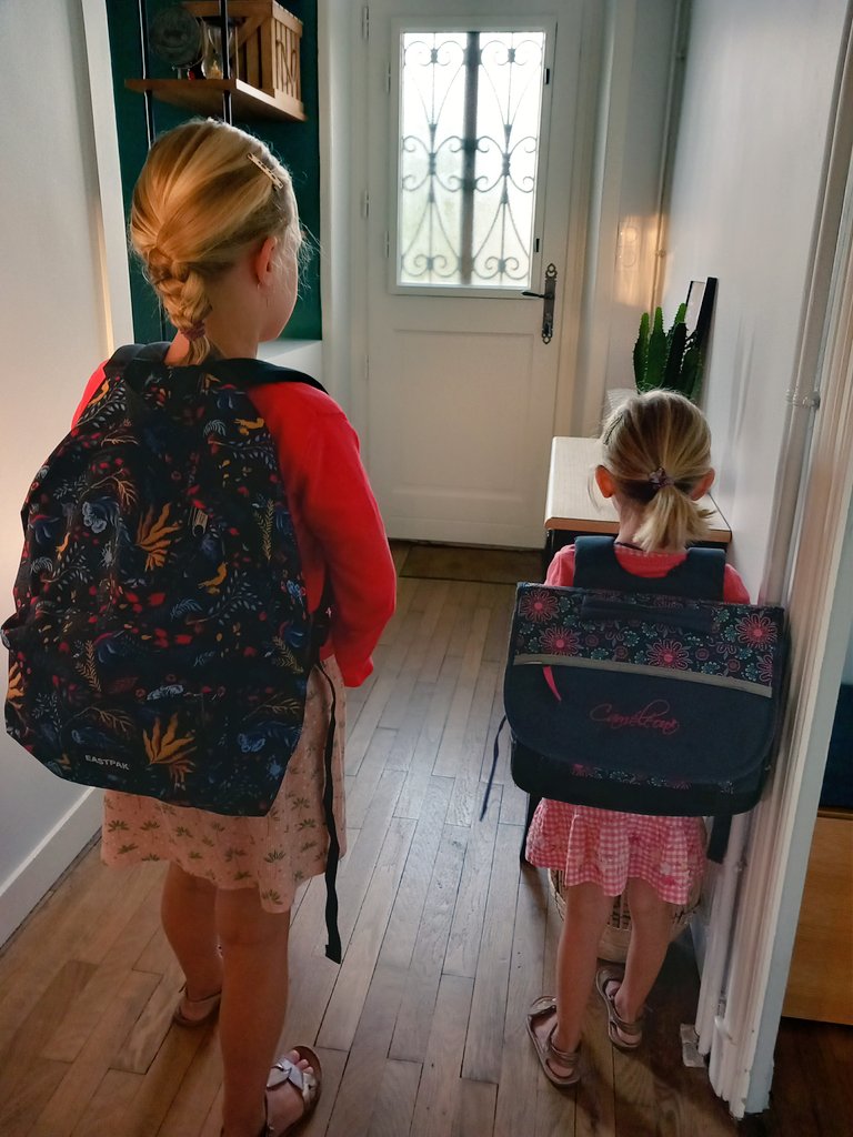 Adrien_Mottais's tweet photo. Une excellente #Rentrée2023 à toutes celles et ceux qui retrouvent les bancs de l'école : élèves,  professeurs, encadrants et personnels. Et une pensée aux parents pour qui c'est toujours un moment unique... 😍 #VieDePapa  #GrandeSection #CE2 https://t.co/jUMLYn1xTn