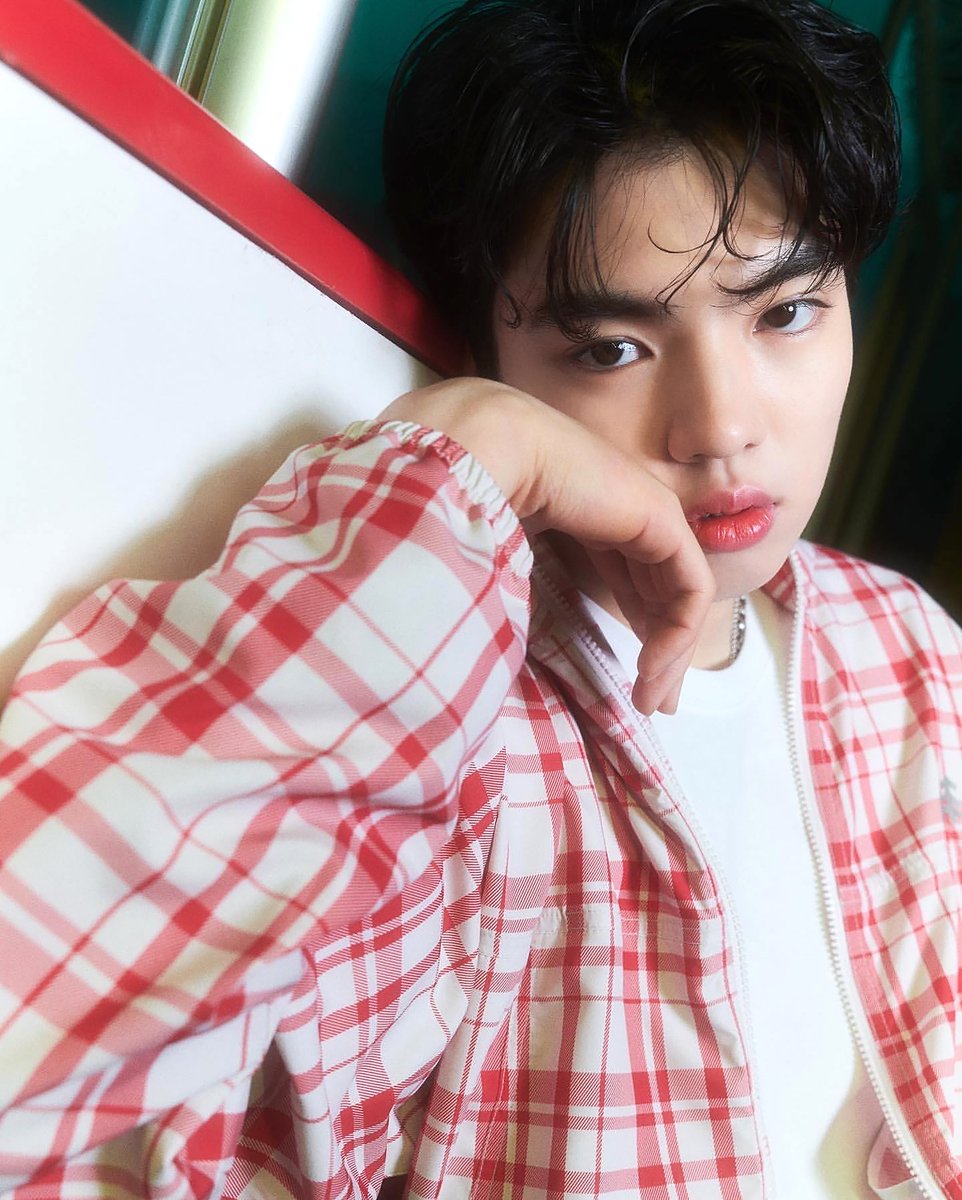 데이즈드 화보사진  액자하려고 로고는 지운 것 같아요