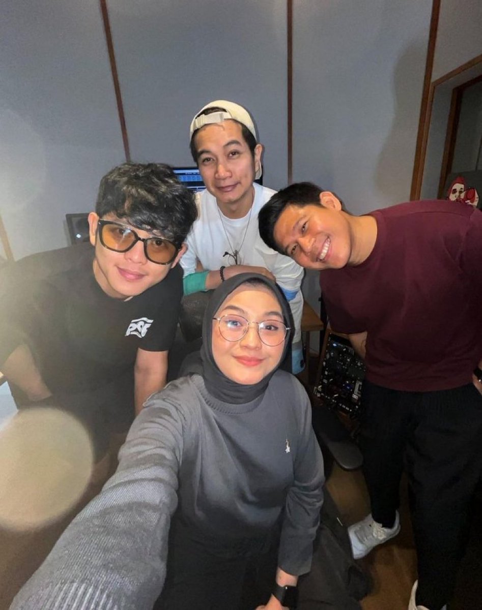 Day 2 with Paul
Day 3 with Diman x Rahman
Day 4 with Laleilmanino

Tema nya nbrpa hari ini Salma bersama Abang2nya..

Apakah Laleilmanino akan jd the next Abang Salma berikutnya?? 
 #SalmaFeatLaleilmanino