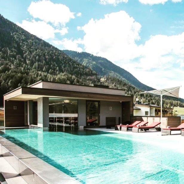 monikadolomites's tweet photo. Das wunderbare Wetter hält an! ☀️ Zeit für Pools, Entspannung & Sonnentanken. Genießen Sie Ihren wohlverdienten Urlaub in den Sextner Dolomiten im Monika! 🏊♀️🍹 #Sonnenschein #Poolzeit #Entspannung #SextnerDolomiten #Urlaub #HotelMonika #SommerGenuss" https://t.co/3S8EV6howd