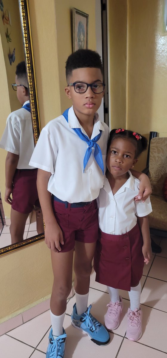 Nuestros niños listos para el nuevo curso escolar. Con mucho entusiasmo y felicidad se levantaron bien temprano. La educación y los niños es la gran prioridad  de la Revolución Cubana. #Cuba #NuevoCursoEscolar
<a href="/CubaMined/">MINED</a> <a href="/CubaMES/">MES</a>