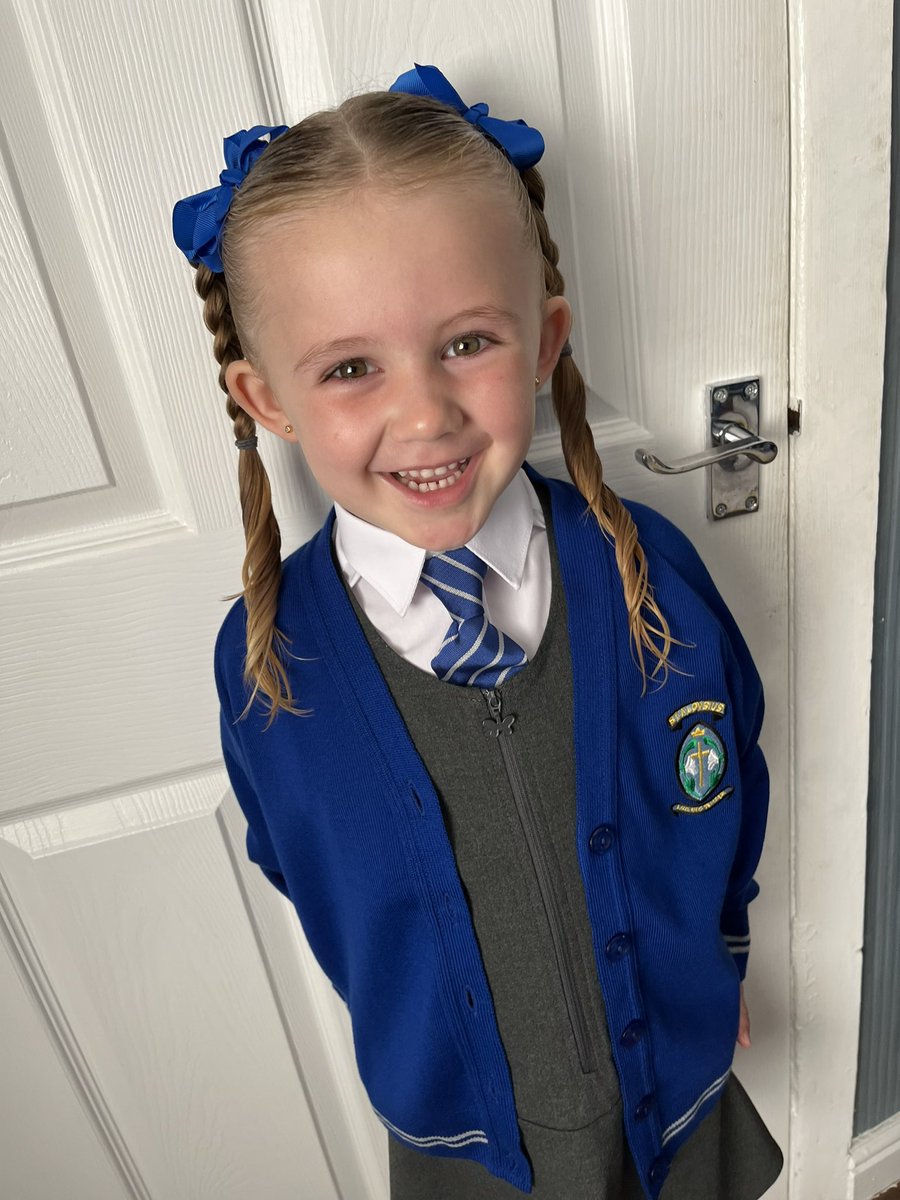 Sophia went into school for her first day so happy with a massive smile and didn’t even look back @StAloysiusL36 #1stdayofschool