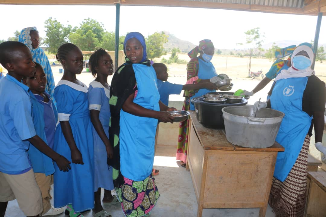 WFP_Cameroon's tweet photo. #Cameroon 

📚🚌Mondays can be tough, but the joy of going #BacktoSchool can make all the difference

Especially if #SchoolMeals are a part of the equation

#MondayMotivation
#BacktoSchool2023 https://t.co/4uHJ7asYxI