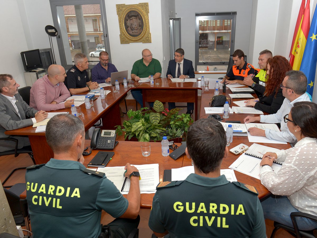 Ayto_Valdemoro's tweet photo. Valdemoro presenta el #PlandeProtecciónySeguridad para las fiestas en honor de Nuestra Señora del Rosario que se celebran esta semana. @policiavaldmoro #SIEPC #ProteccionCivilValdemoro @guardiacivil @DGobiernoMadrid @ComunidadMadrid. https://t.co/qBWpqggr13 https://t.co/MOy2wxtBYm