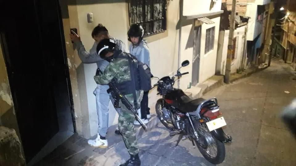 AndresPB1981's tweet photo. #LaPrimeradelDía
Balance de operativos #PaztoSeguro20 en articulación con: @PoliciaPasto, @Ejercito_Div3 #BASPC23, @secsaludpasto,@PastoTransito, @DAEP_Pasto, @GobiernoPasto, @bomberospasto y @MigracionCol
17 operativos
✅211 Requisas
✅5 Traslados a CTP
✅40 Papeletas de SPA
✅2 Armas blancas
✅284 Comparendos de tránsito
✅67 Motos inmovilizadas
✅39 Carros inmovilizados
✅18 Verificación normativa establecimientos
✅139 Sensibilización de campañas ciudadanas
✅41 Verificación de antecedentes a ciudadanos
#UNIDOSporlaSeguridad de #LaGranCapital