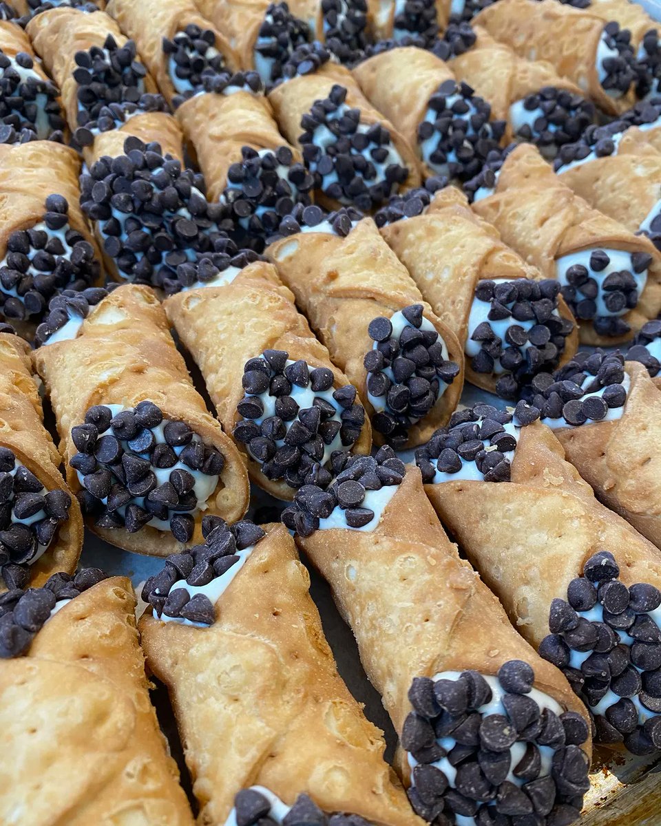 eatwicked's tweet photo. Is is a fleet of #cannoli? A herd of #cannolis? How about a flock? Either way, it's a whole bunch of cannoli destined for a party 😋 Looking for a gaggle of #desserts for your next event? Check out our selection at https://t.co/JVKucfjWyl! #eatwicked https://t.co/1t5pDIBuKW