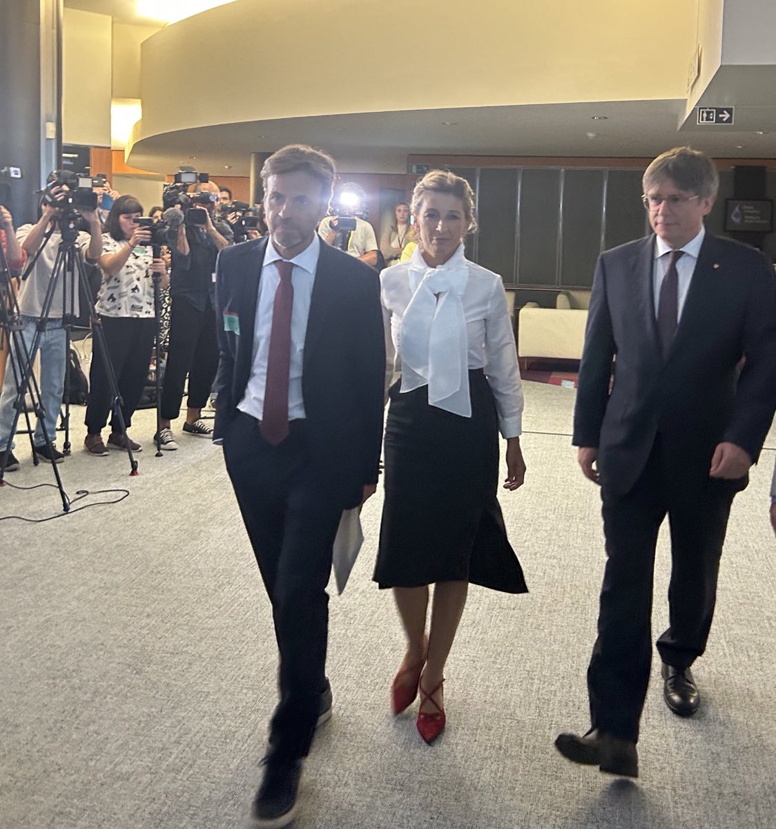 EmilioMontilla_'s tweet photo. La foto de la vergüenza, de la humillación a la democracia, de la genuflexión del Estado de Derecho, de la destrucción del constitucionalismo. 

Una Vicepresidenta del Gobierno de España reunida en el extranjero con un delincuente prófugo de la Justicia para negociar el próximo gobierno de nuestro país.

No habrá días en el calendario para perdonarle al sanchismo tanta ignominia por más que mientan diciendo que eso es cosa de Yolanda Díaz y que Su Sanchidad no sabe nada de la reunión con Puigdemont.