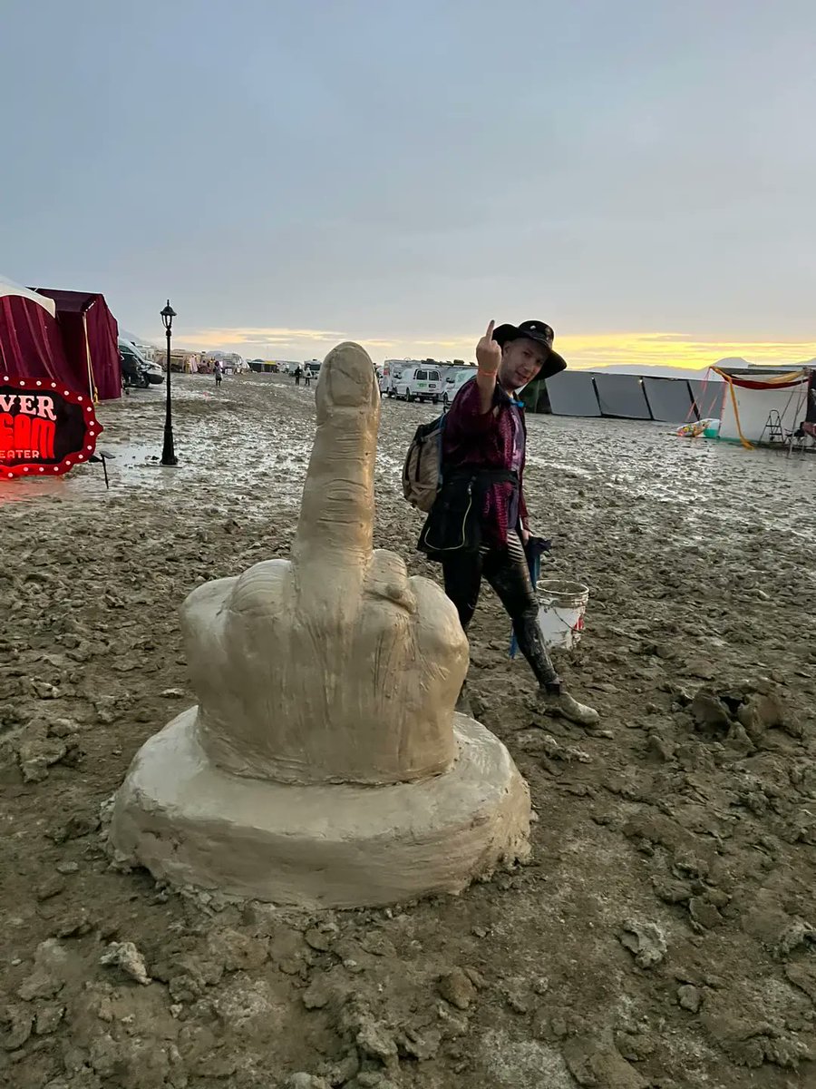 siberiantijger's tweet photo. @MarekLahoda Vše naklid 😀 holky se svlíkly a zápasí v bahně, kluci mezitím tvoří umčo... https://t.co/6R3UGAW2Y1