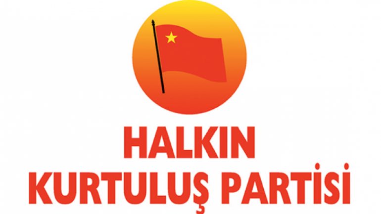 kurtuluspartisi's tweet photo. Basına ve Kamuoyuna

Genel Başkan’ımız Nurullah Efe Ankut’a dün öğle saatlerinde, çoğunluğunu AKP’lilerin oluşturduğu bir güruh tarafından, tamamen planlı ve örgütlü bir saldırı gerçekleştirilmiştir.

İnsan, hayvan ve doğaseverliği herkes tarafından bilinen Genel Başkan’ımız, yaşadığı yerin yakınında bulunan, kendilerine ait olmayan bahçedeki yaş ağaçları kesen ve hırsızlık yapmaya çalışan AKP’li insan, hayvan ve doğa düşmanlarını uyarmış, bunun üzerine bu güruh, Genel Başkan’ımıza ve oğluna bıçak ve sopalarla saldırmıştır. Bu güruh aynı zamanda Genel Başkan’ımızın eşine de galiz küfürler savurmuştur. Aynı AKP’li Ortaçağcılar, daha önce benzer nedenlerden ötürü Genel Başkan’ımıza ve ailesine saldırmaya yeltenmişlerdir. Yani yaşanan olay, bunun devamı niteliğindedir.

Genel Başkan’ımız, yaşanan bu olay sonucunda başından yaralanmış, ayrıca saldırganlar tarafından elinden bıçakla yaralanmış, eline dikiş atılmıştır. Genel Başkan’ımızın oğlu da Ortaçağcıların saldırısında dizinden ve farklı yerlerinden yaralanmıştır. 

Konuyla ilgili adli süreç devam etmektedir.

4 Eylül 2023
HKP Genel Merkez

https://t.co/QKEqoS9iFS