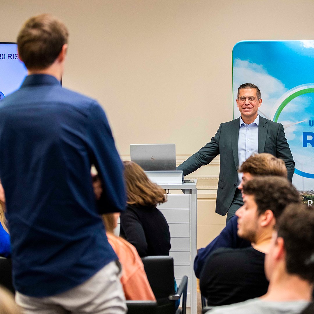 UmicoreGroup's tweet photo. We're thrilled to welcome our 2023 Young Graduates to the #UmicoreFamily! As they embarked on their very first day to the Umicore adventure, they had the opportunity to learn more about our #2030RISE strategy, interact with our CEO Mathias Miedreich🎉✨ https://t.co/Gza1BENKXe